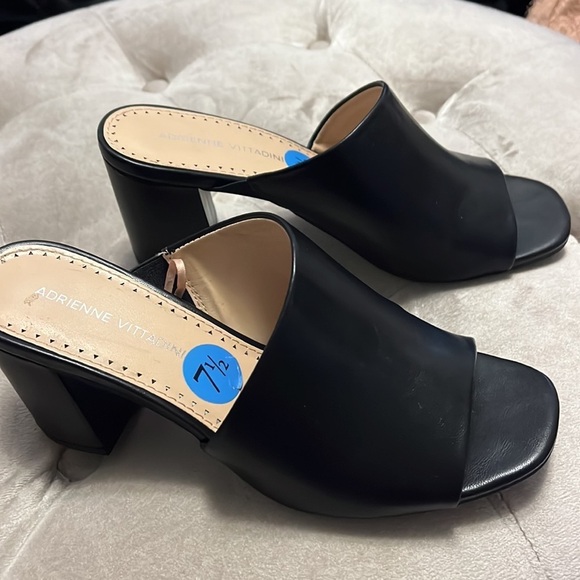 Adrienne Vittadini, black block heel asymmetrical style shoe - Picture 3 of 7